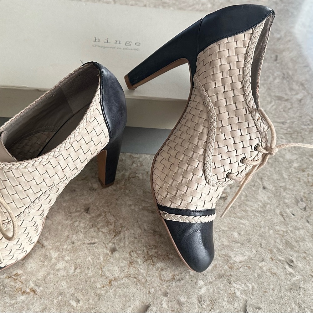 Hinge Women's Woven Cream and Black Heels